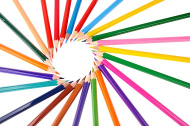  Beyaz arkaplanda izole edilmiş çok renkli kalemler 