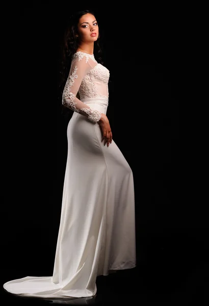Портрет красивої жінки біле плаття — стокове фото