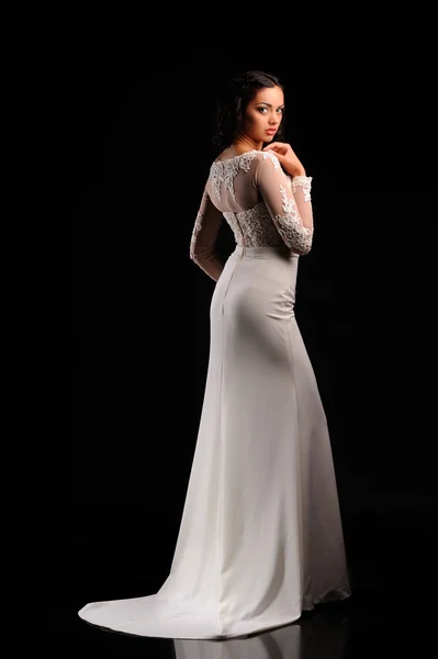 美しい女性の白いドレスの肖像画 — ストック写真