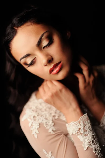 Porträtt av vacker kvinna vit klänning — Stockfoto