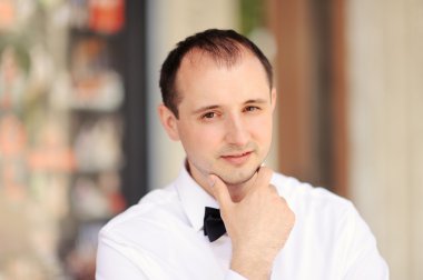 красивий нареченого на весілля пальто