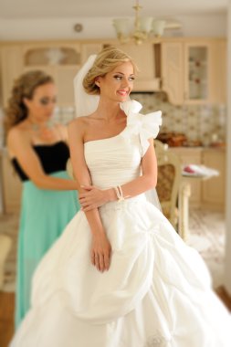 nedime geline yardımcı oluyor