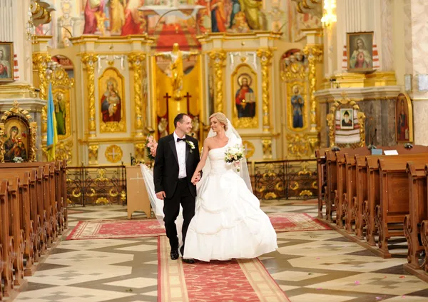 Bride and groom in the church — Stock Photo, Image