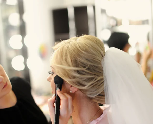 Trucco per la sposa il giorno del matrimonio — Foto Stock