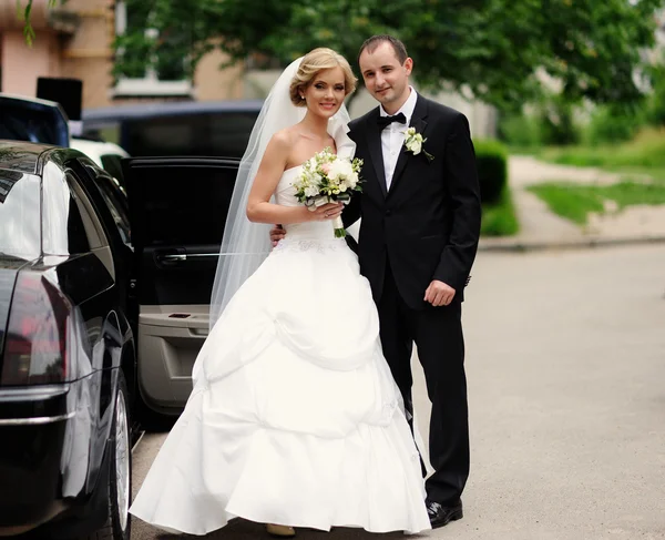 Glückliche Braut und Bräutigam zur Hochzeit — Stockfoto