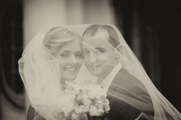 Glückliche Braut und Bräutigam zur Hochzeit — Stockfoto