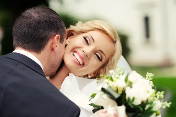 Glückliche Braut und Bräutigam zur Hochzeit — Stockfoto