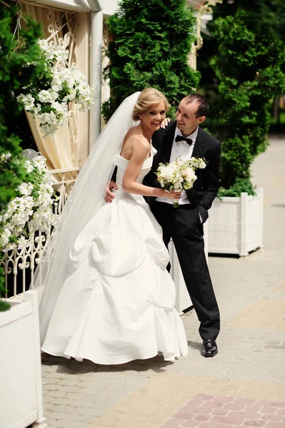 Glückliche Braut und Bräutigam zur Hochzeit — Stockfoto