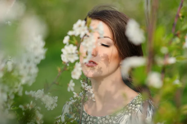 Flickan i den blommande trädgården — Stockfoto