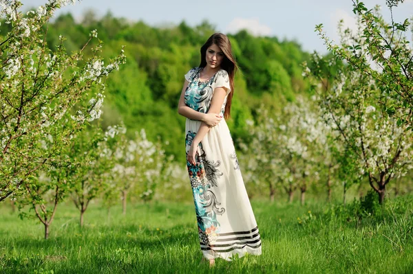 在盛开的花园里的女孩 — 图库照片