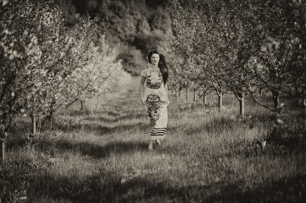 Ragazza nel giardino fiorito — Foto Stock