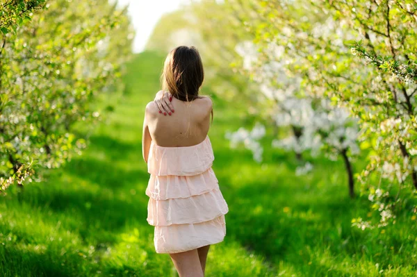 Ragazza nel giardino fiorito — Foto Stock