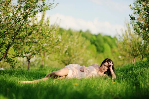 Flickan i den blommande trädgården — Stockfoto