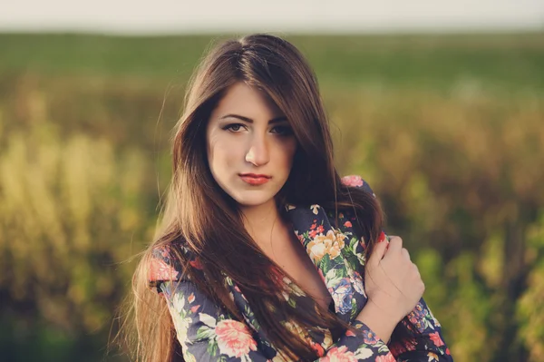 Fille dans le jardin en fleurs — Photo