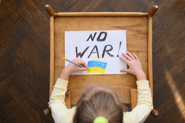 Niña Ucraniana Protestando Contra Conflicto Guerra Dibujando Texto Del Mensaje —  Fotos de Stock