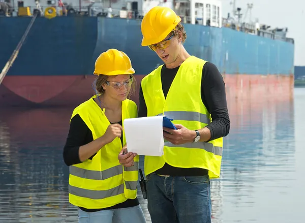 Havenarbeiders vracht papieren controleren — Stockfoto