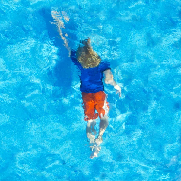 Menino debaixo de água — Fotografia de Stock