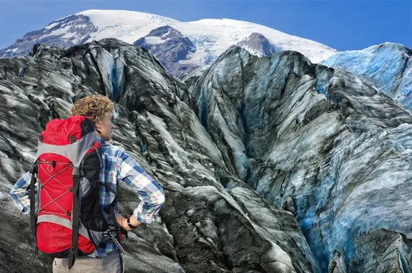 Mountaineer facing his challenge — Stock Photo, Image