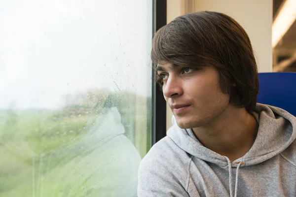 Joven viajando en tren — Foto de Stock