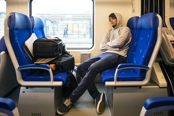 Junger Mann schläft im Zug — Stockfoto