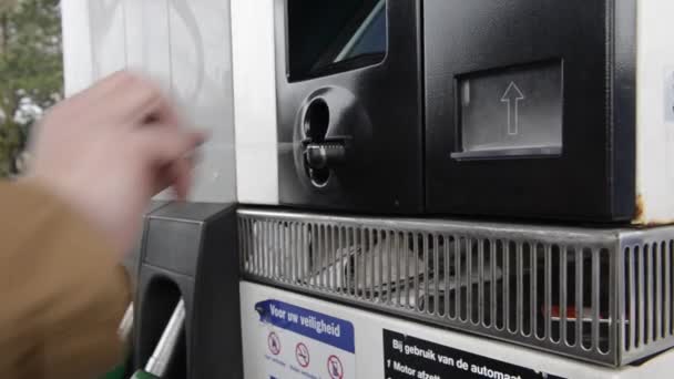 Bir benzin istasyonu ATM — Stok video