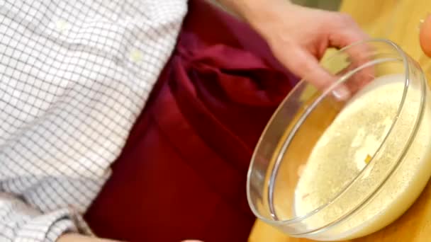 Whisking massa em uma tigela — Vídeo de Stock