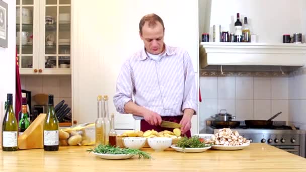 Slicing potatoes — Stock Video