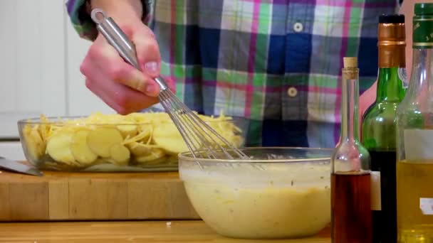 Whisking massa em uma tigela — Vídeo de Stock