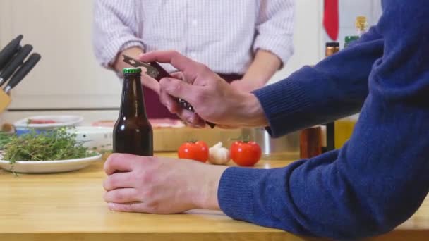 Otwierania butelki piwa — Wideo stockowe