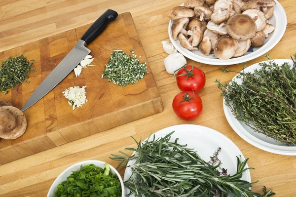 Verduras con tabla de cortar y cuchillo en el mostrador — Foto de Stock