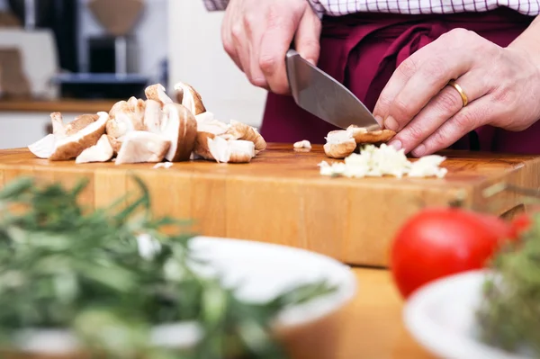 Uomo Taglio Funghi — Foto Stock