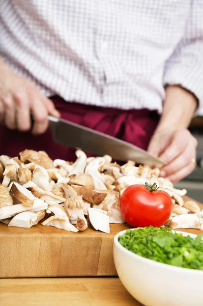 Tomate en tabla de cortar — Foto de Stock