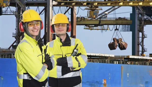 Twee havenarbeiders in een industriële harbor — Stockfoto