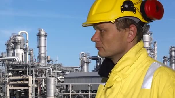 Petrochemie-Ingenieur — Stockvideo