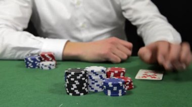 poker oyuncu potu kazanma