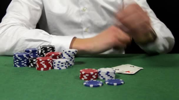 Hráč pokeru, skládání — Stock video