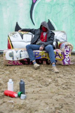 Kukuletalı graffitti ressam