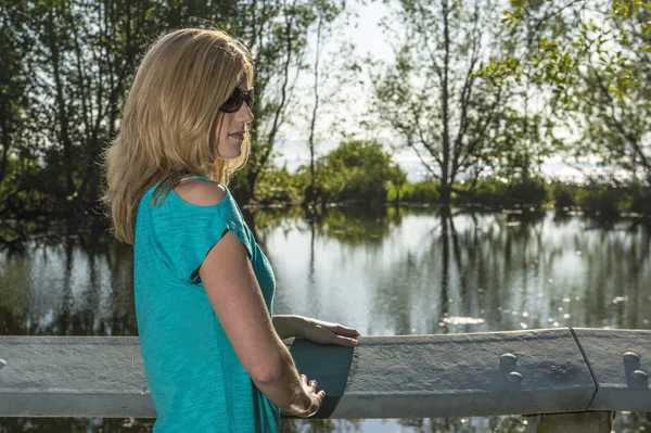 Vrouw dragen van een zonnebril — Stockfoto