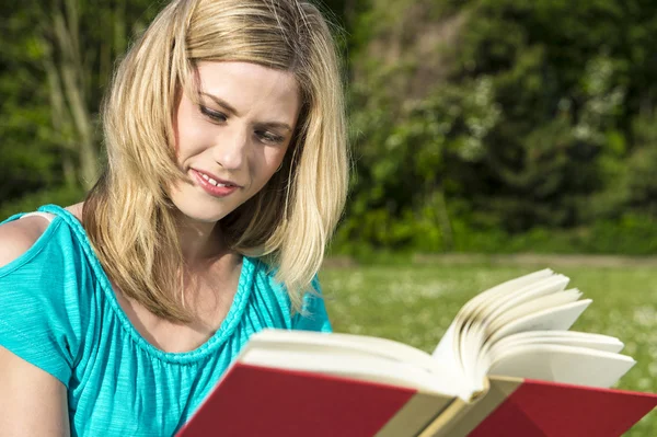 Крупный план женщины, читающей книгу — стоковое фото