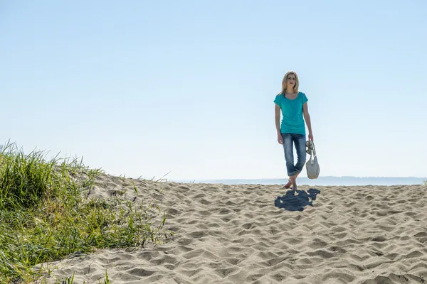 Νεαρή γυναίκα να στέκεται στην παραλία — Φωτογραφία Αρχείου