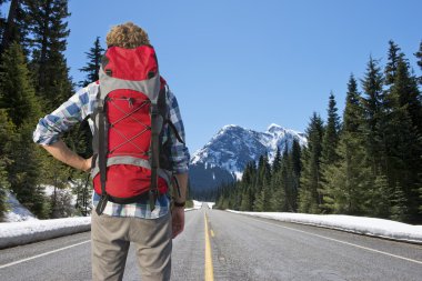 backpacker dağ yolu üzerinde