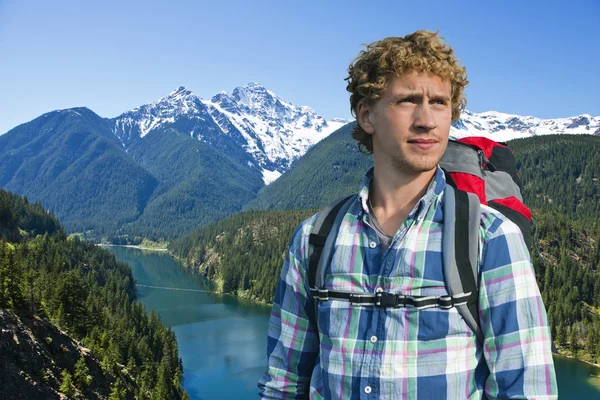 bir uzun yürüyüşe çıkan kimse portresi