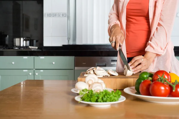 Vrouw koken voedsel — Stockfoto