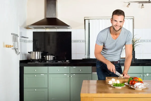 Midsection Of Man Cutting Vegetables — Stock Photo, Image