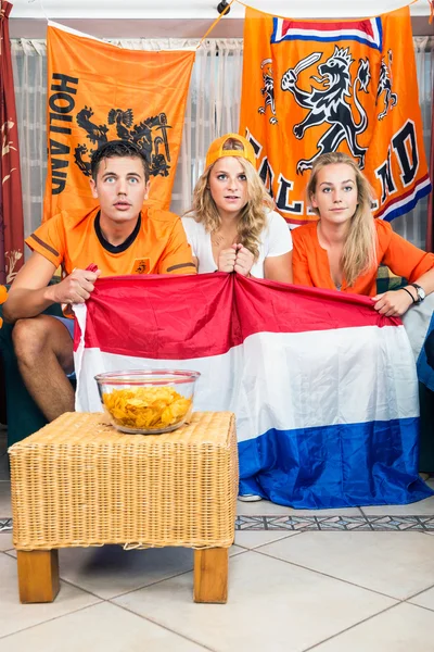 Curiosi tifosi di calcio che guardano partita a casa — Foto Stock