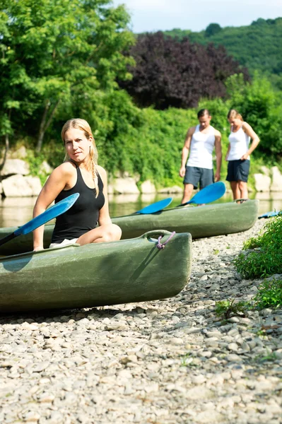 Mujer sentada junto al kayak —  Fotos de Stock