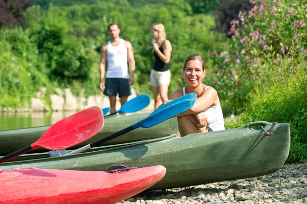 Mujer sentada junto al kayak —  Fotos de Stock