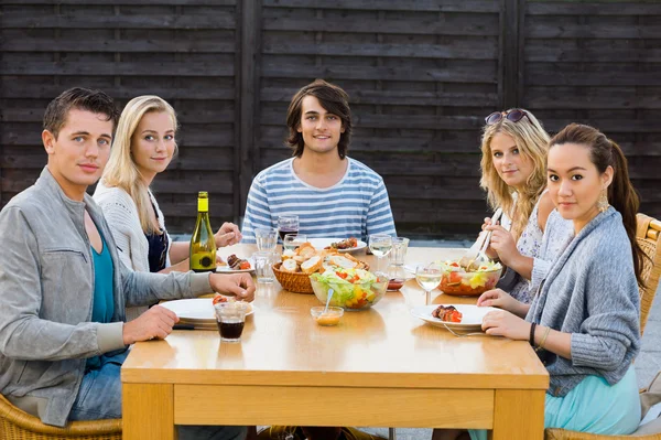 Vrienden genieten van de maaltijd op buiten feest — Stockfoto