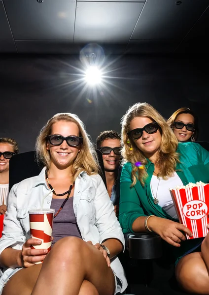 Jovens amigos assistindo filme 3D no teatro — Fotografia de Stock