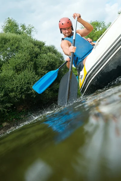 Gente haciendo rafting — Foto de Stock